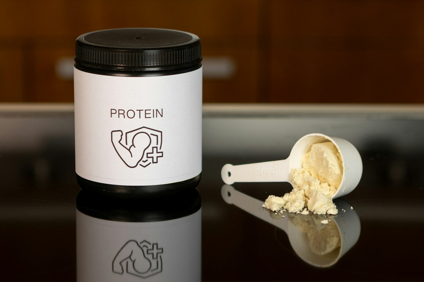 Pote de whey protein com dosador cheio sobre superfície escura