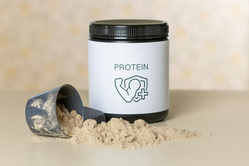 Pote de whey protein com dosador e pó ao lado
