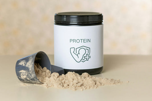 Pote de whey protein com dosador e pó ao lado